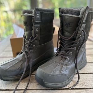 UGG Adirondack Boot III size 8 waterproof cold weather boots, gray, wool lining.